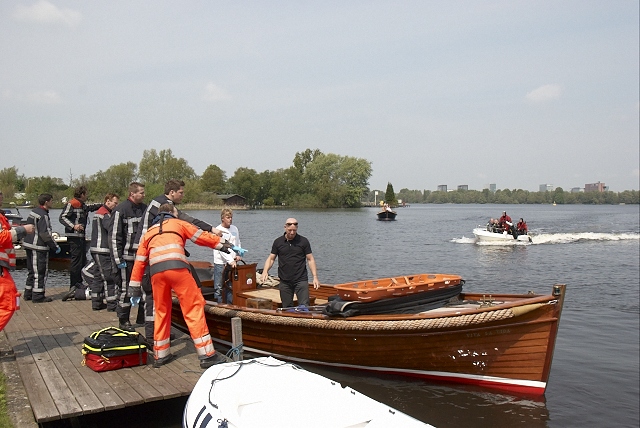 2010/111/20100515 009 Persoon te water Nieuwemeerdijk.jpg